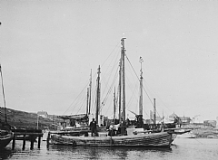 Båtreisende i ei skøyte utenfor Kopervik, omkring 1910. Foto: Riksarkivet