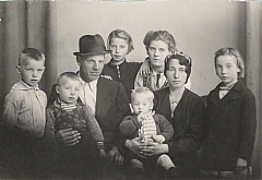 Gunvald Pettersen var båtreisende og blikkenslager. Her avbildet med familien rett etter 1945. Foto: Karmsund folkemuseum