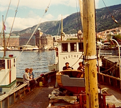 Skøyte med lasterom på 1970-tallet på Vågen i Bergen Foto: Karmsund folkemuseum