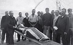 Begravelse om bord på stålbarken Støveren av Kristiansand. Foto i Norsk Maritimt Museums arkiv.