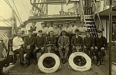 Mannskapet på bark Songdal av Kristiansand, fotografert en gang mellom 1914 og1917. Foto av Oscar W. Olsson i Norsk Maritimt Museums arkiv.