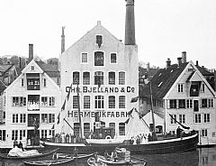 Chr. Bjelland og Co s fabrikk nr 2 i Stavanger med arbeidsstokk, ca. 1900.  (Fotograf ukjent, Stavanger og omegns industri, 1902, s. 4)