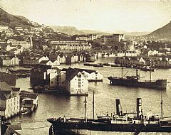 Segment of the row of warehouses in Sandviken in Bergen, ca. 1932. Photo: Norwegian Fisheries Museum.  