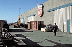 Phillips Petroleum Company flyttet virksomheten fra Dusavik i Stavanger til Aker Norsco basen i Tananger i Sola kommune i 1973 og reduserte dermed seilingstiden til Ekofisk med en time.Se full billedtekst under.