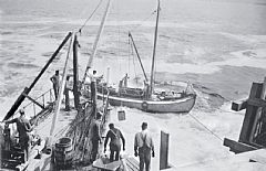 Vanskelige landingsforhold var en stor utfordring for fyrbyggerne.  Foto: Dalsfjord Fyrmuseum (se tekst og lenke nedenfor). 