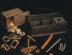 Fregatten ”Lossen” forliste utenfor Hvaler i 1717. Dette fotografiet viser noen av gjenstandene som ble funnet i 1968. Foto: Pål Abrahamsen, NMM. Se full billedtekst nederst.