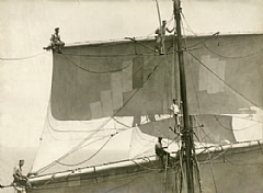 Til værs i de lappede seilene til barken Songdal. Holdninger til sikkerhet og arbeidsmiljø har endret seg dramatisk siden den gang. Foto: Norsk Maritimt Museums samling.