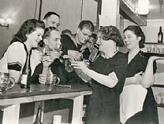 Der fantes tilbud for norske sjøfolk i de viktigste allierte havnene under andre verdenskrig. Her fra en hyggestund i baren i den norske sjømannsklubben i Glasgow. Foto: BSJ.

