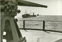 Norske handelsskip i konvoi over Atlanteren 1943. Foto: NMM.
