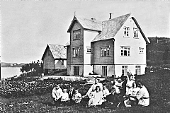 Barn utenfor Jacob Walnums barnehjem, Kopervik på Karmøy, 1922. Foto: Riksarkivet