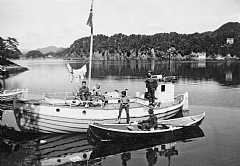Tre generasjoner båtreisende har ankret opp i Os i Hordaland på 1950-tallet. Foto: Karmsund folkemuseum