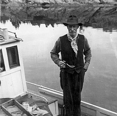 Aleksander Pettersen om bord i ”Løvebåten” omkring 1960. Foto: Karmsund folkemuseum