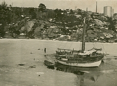 Båtreisende frosset inne i Hannevika ved Kristiansand. Foto: Vest-Agder fylkesmuseum