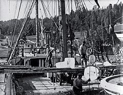 Lasting ved Knud T. Askers isanlegg i Lagdalen ved Leangbukta i Asker omkring 1895. Foto av ukjent fotograf i Norsk Maritimt Museum fotoarkiv.