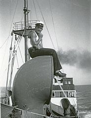 En ung sjømann om bord i fruktfrakteskipet DS Crawford Ellis. Foto fra Hans S.E. Hansens fotosamling i Norsk Maritimt Museums arkiv.