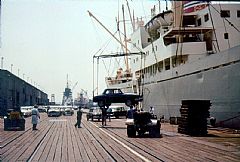 Stykkgodsskipet MS Hørda losser her franske biler på gamlemåten i amerikansk havn i 1956. Foto av August Faye i Bergens Sjøfartsmuseum.