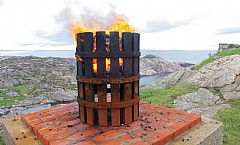  Rekonstruksjon av det åpne kullfyret på Lindesnes Foto: Arve Lindvig.  