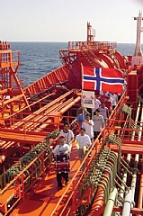 Etter innføringen av NIS i 1987 har antallet utenlandske sjøfolk på norske skip økt kraftig. Her fra 17. mai feiringen i 2005 om bord på Rederiet Odfjells MT ”Bow Faith” med i all hovedsak filippinsk mannskap. Foto: Odfjell SA.
