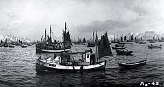 Deltakelsen i lofotfisket var rekordhøy igjen i mellomkrigstida. Lofothavet fungerte som en nødarbeidsplass for mange. Bildet viser den kjente fiskeplassen Hølla utenfor svolvær og Kabelvåg ca. 1925.